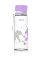 EQUA Trinkflasche aus BPA freiem hochwertigem Eastman Tritan Kunststoff - fasst 600ml - im Kinder Design mit Elephanten - mit Deckel und Bändel in lila, rosa und grau.