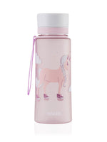 EQUA Trinkflasche aus BPA freiem hochwertigem Eastman Tritan Kunststoff - fasst 600ml - in fantasievoll kitschigem Einhorn Design. Das Einhorn ist auf Rollschuhen. Kunststoffflasche mit praktischem Trageband. 