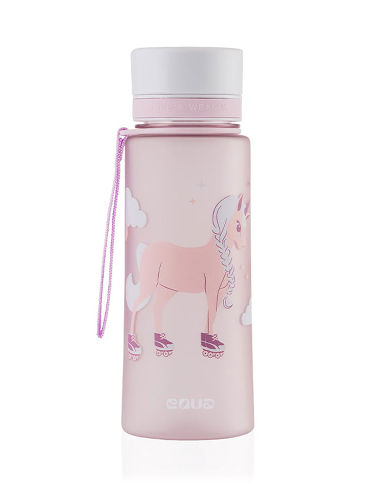 EQUA Trinkflasche aus BPA freiem hochwertigem Eastman Tritan Kunststoff - fasst 600ml - in fantasievoll kitschigem Einhorn Design. Das Einhorn ist auf Rollschuhen. Kunststoffflasche mit praktischem Trageband. 