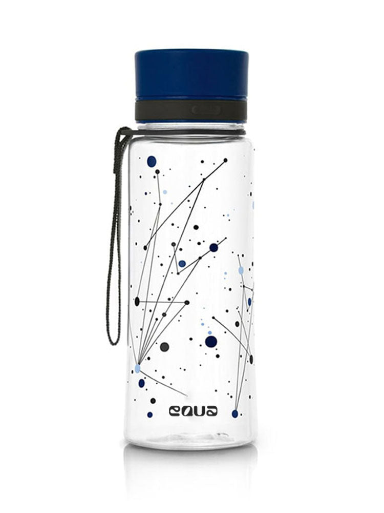 EQUA Trinkflasche aus BPA freiem hochwertigem Eastman Tritan Kunststoff - fasst 600ml - im Universum Design - mit Deckel und Bändel in dunkelblau.