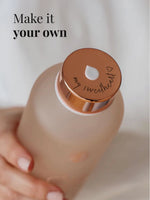 Personalisieren Sie Ihre Trinkflasche jetzt online. Sie können Ihre Glasflasche einzigartig machen mit einer Laser Gravur. Schnelle Lieferung. Das pefekte Geschänk für Männer - personalisierte schwarze Glastrinkflasche matt.