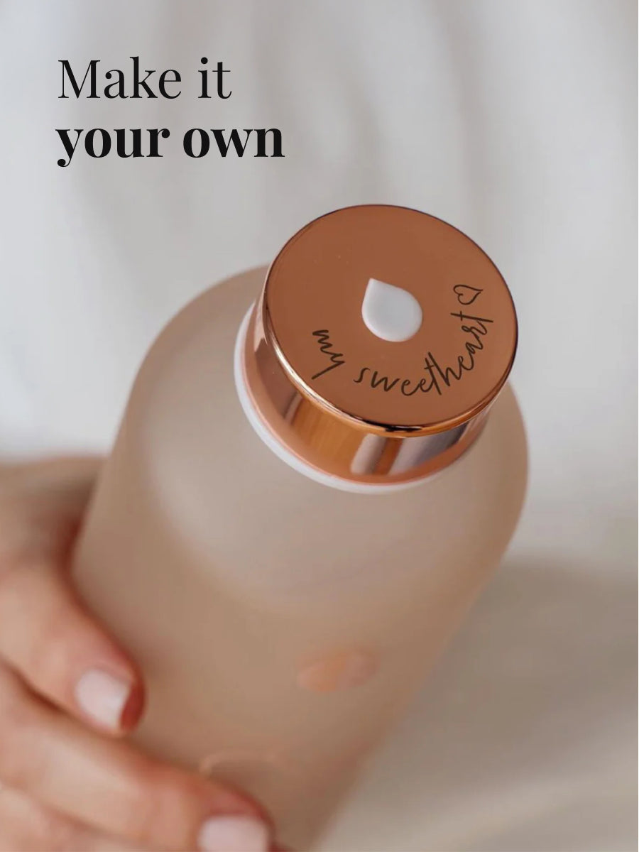 Personalisieren Sie Ihre Trinkflasche jetzt online. Sie können Ihre Glasflasche einzigartig machen mit einer Laser Gravur. Schnelle Lieferung.