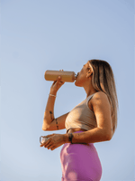 Fülle Deine Trinkflasche immer wieder nach auch mit unseren recharge tonics in unterschiedlichen Geschmacksrichtungen; Pulver rein, Hahnenwasser rein, schütteln und trinken.