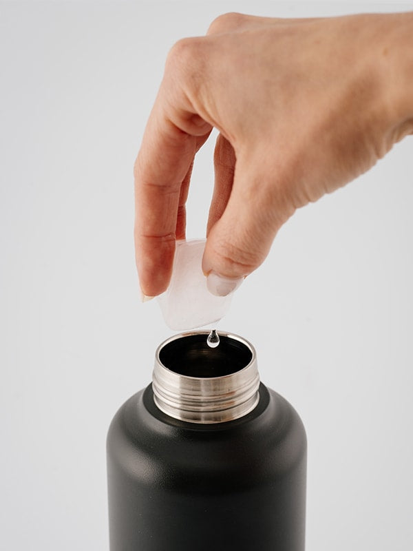 Bei der Dark Grey Thermos Edelstahlflasche kann man oben Eiswürfel reingeben.