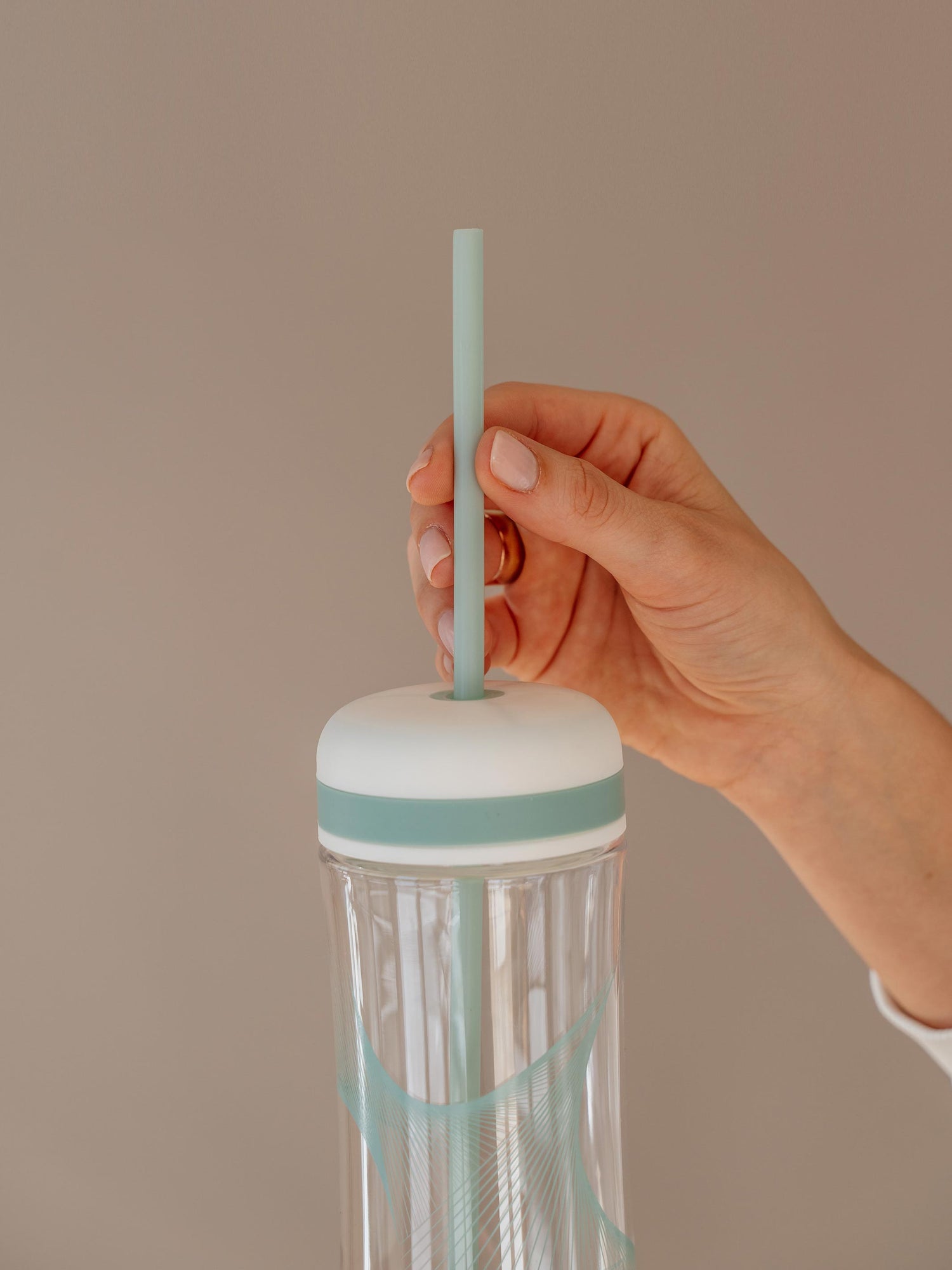 Trinkflasche mit praktischer Wide Mouth Öffnung und normaler Trinköffnung. Praktischer Tragegriff oben. inklusive Zusatzdeckel und Trinkhalm für Smoothies