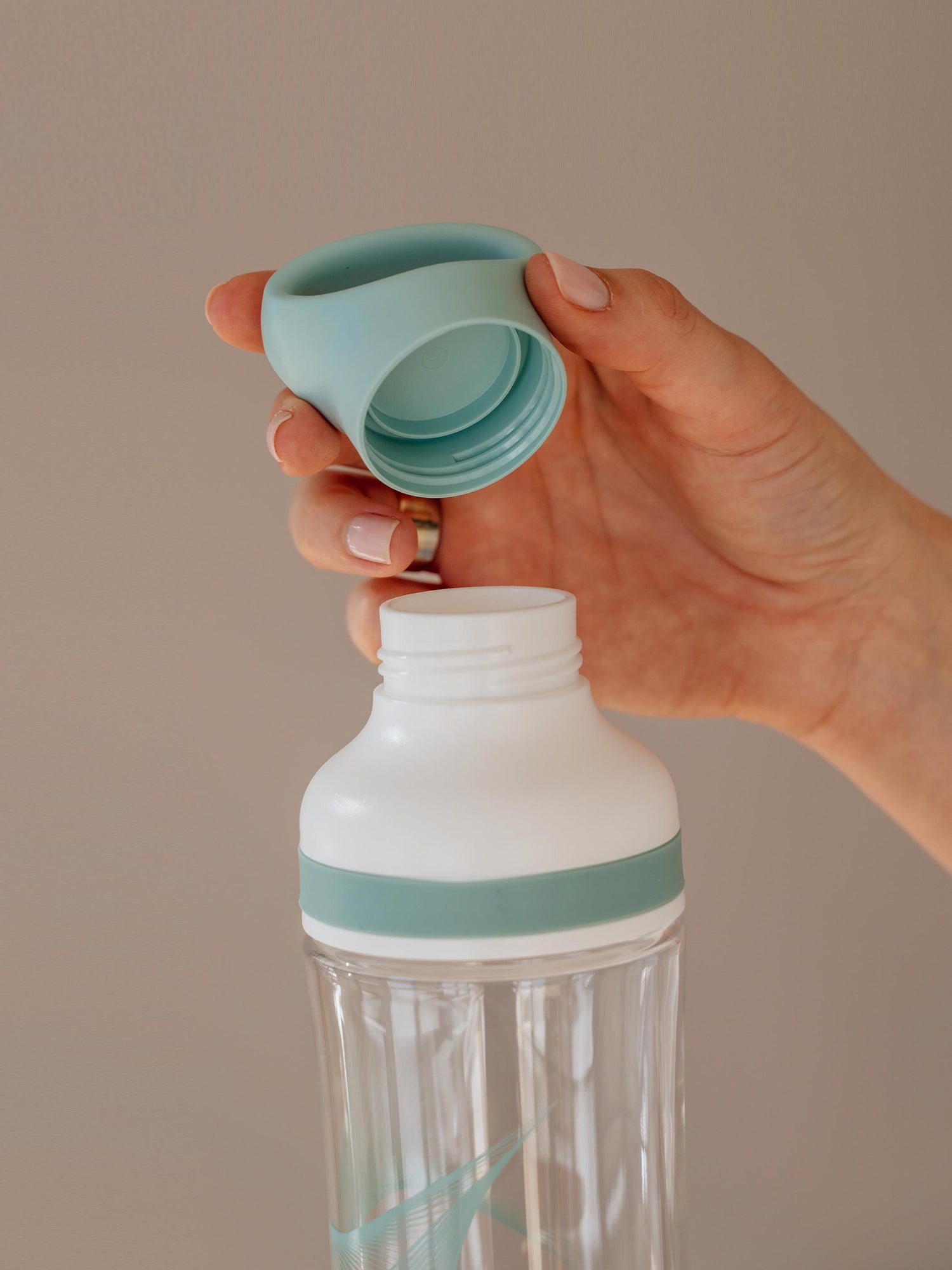sportliche 800ml Tritan Kunststoff Flasche leicht und praktisch.  Transparent mit mintgrüner Grafik Element. Mit weissem Deckel.  mit praktischem Tragegriff oben und zusätzlichem Smoothie Deckel und Strohalm.