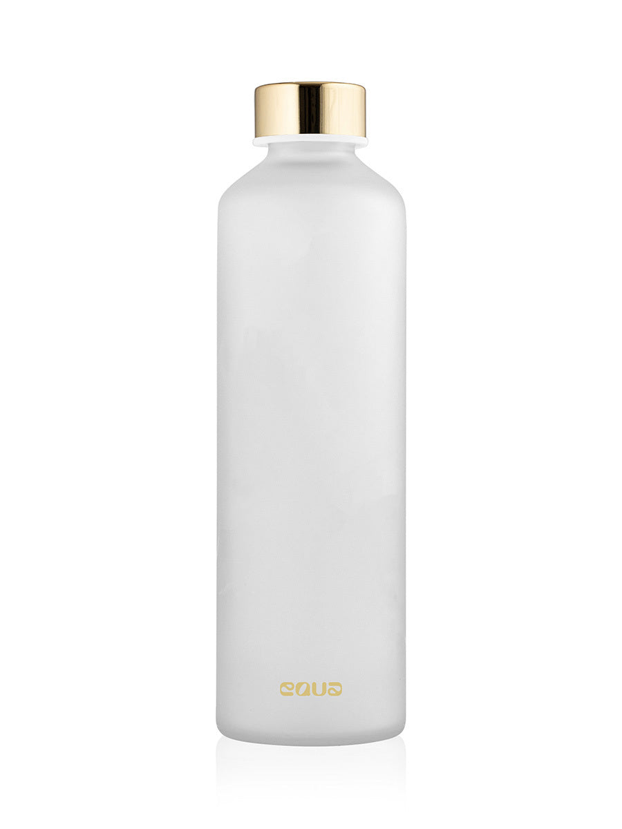 EQUA minimalistische Velvet White Trinkflasche 750 ml - milchige matte Oberfläche weisslich, deckel und logodruck in Gold