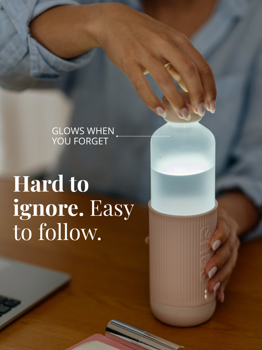 Schwierig zu ingorierien, einfach zu befolgen: das Leuchten in der Flasche ist gut sichtbar und erinnert Dich daran, Wasser zu trinken. Praktische EQUA Glow Trinkflasche mit hydration tracker.