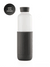 Trinkflasche mit Trinkreminder, damit Sie nie zu wenig trinken. Die Glow bottle hat einen Tracker und erinnert sie mit einem integrierten leuchten ans Trinken, wenn Sie es vergessen. Aus Borosilikatglast, hergestellt in der EU. Mattes Glas, schwarze Silikonhülle.