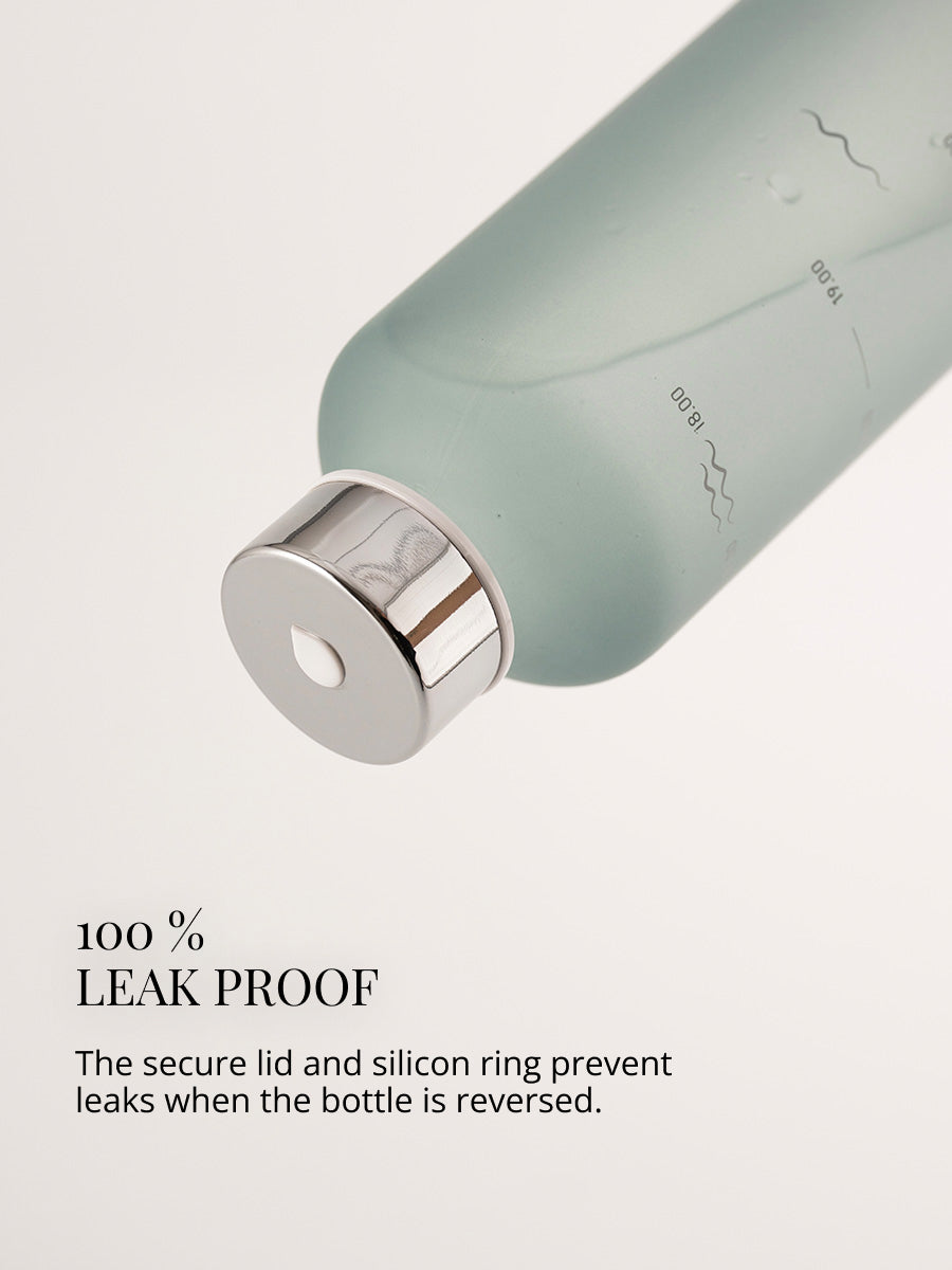 Die mattierte Trinkflasche aus azurblauem Borosilikat Glas ist  100% auslaufsicher. 