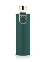 EQUA minimalistische Forest Green Trinkflasche 750 ml - dunkelgrün mit goldenem Deckel und Tragehenkel.