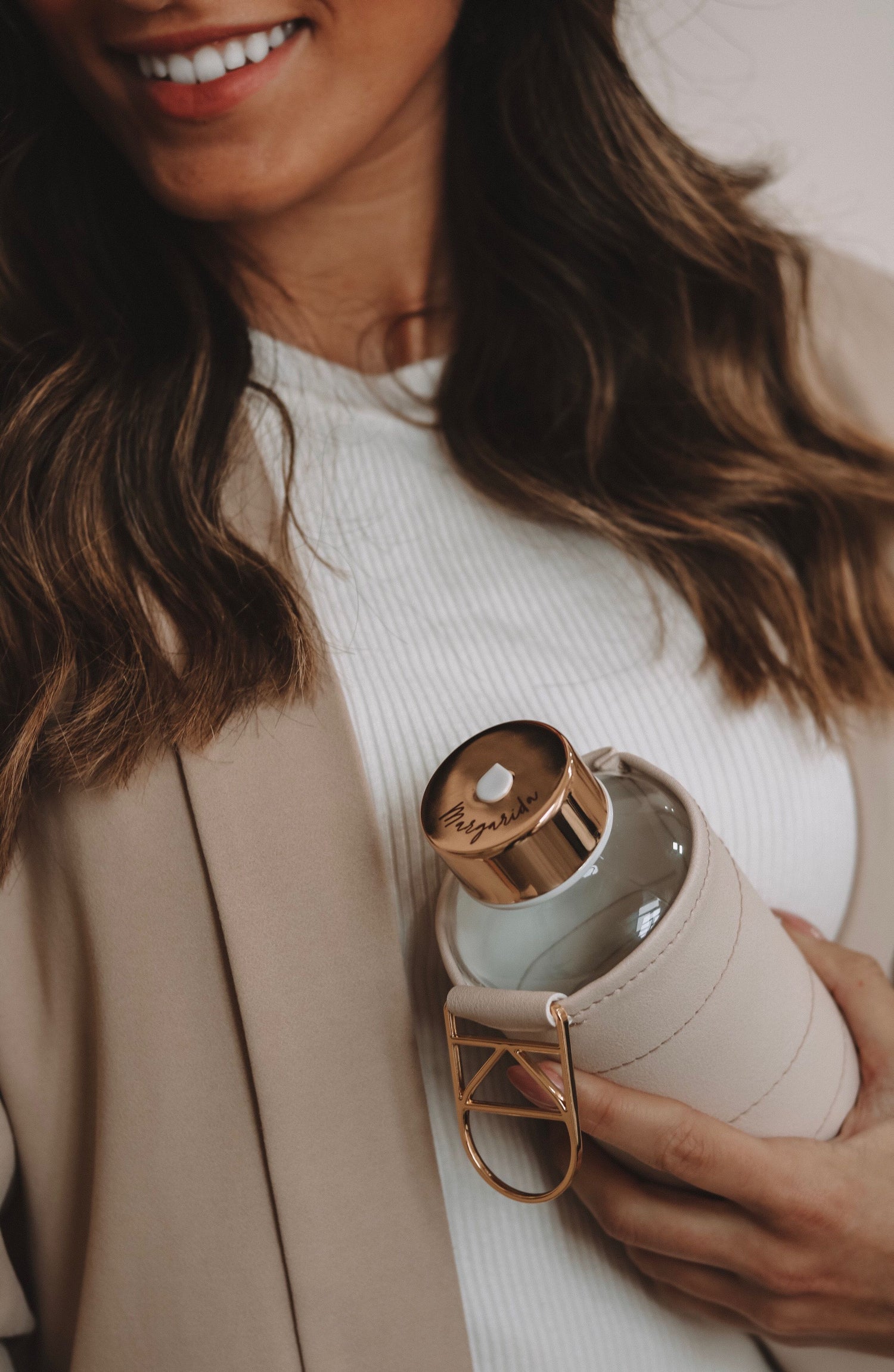 Personalisieren Sie die Beige Trinkflasche mit Ihrem Namen für eine individuelle persönliche Trinkflasche.