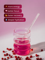 Frisch zubereitetes EQUA Recharge Tonic Cranberry-Limette Elektrolyt-Getränk im Glas