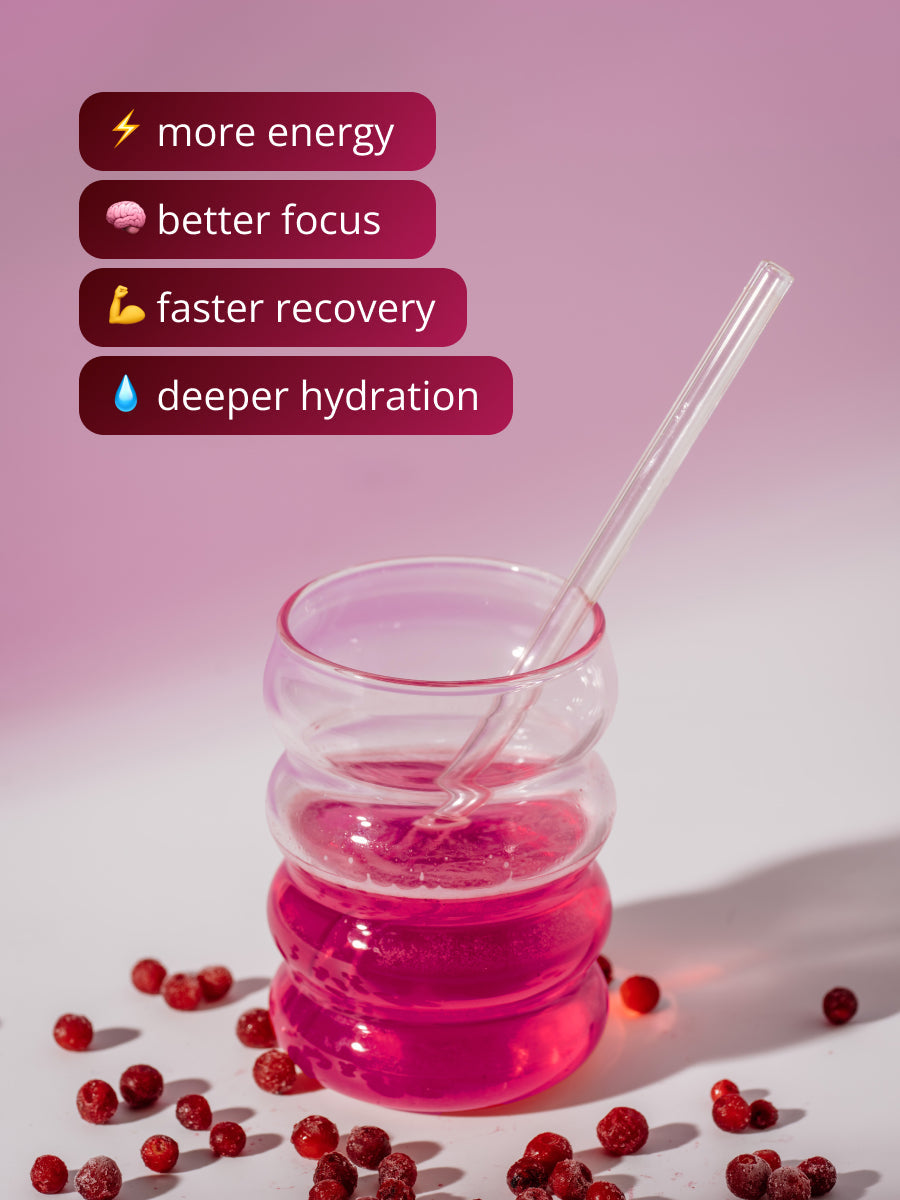 Frisch zubereitetes EQUA Recharge Tonic Cranberry-Limette Elektrolyt-Getränk im Glas