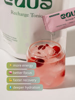 Frisch zubereiteter EQUA Recharge Tonic Elektrolyt-Drink im Glas aus der Mix Box