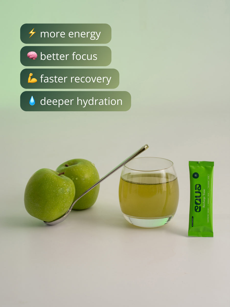 Frisch zubereitetes EQUA Recharge Tonic Saurer Apfel Elektrolyt-Getränk im Glas