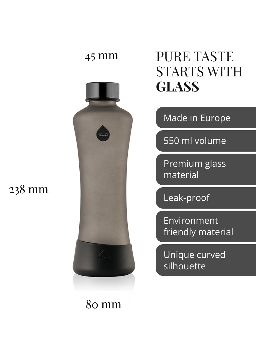 Stylishe Trinkflasche aus Borosilikatglas: Pepper, schwarz matt, mit schwarzem Silikonboden zum Schutz, Edelstahldeckel schwarz metallic und angenehmer haptik.