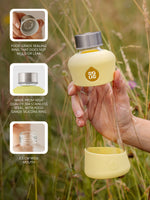 Transparente unbedruckte Trinkflasche aus hitzebeständigem Borosilikatglas. 100% auslaufsicher mit Edelstahldeckel und austauschbarem anti bakteriellem Silikonring. Mundöffnung 35mm.