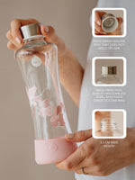 Stylishe Trinkflasche aus Glas - Design mit Blumen in den Farben rosarot, weiss, grau.