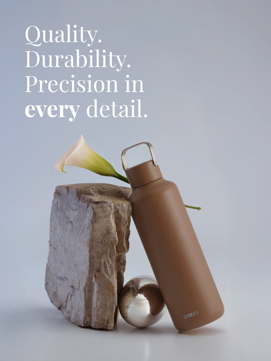 Die Thermosflasche ist einfach zum Tragen dank Edelstahl Henkel am Deckel.