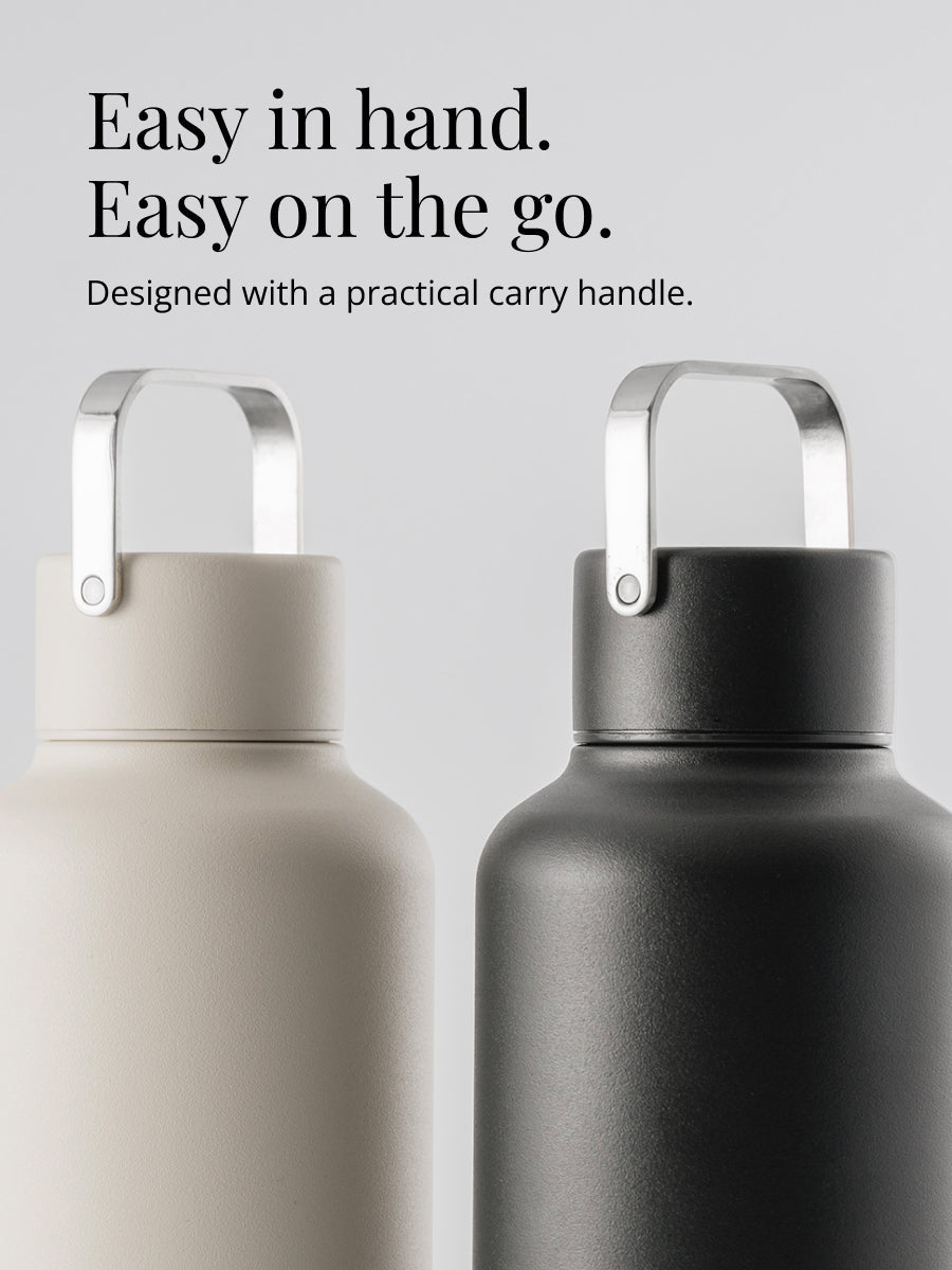 Die Thermosflasche ist einfach zum Tragen dank Edelstahl Henkel am Deckel.