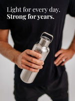 Leichte Trinkflasche für jeden Tag - aber begleitet dich über Jahre da sehr robust - aus Edelstahl. Erhältlich in der Grösse 1 Liter und 600ml.