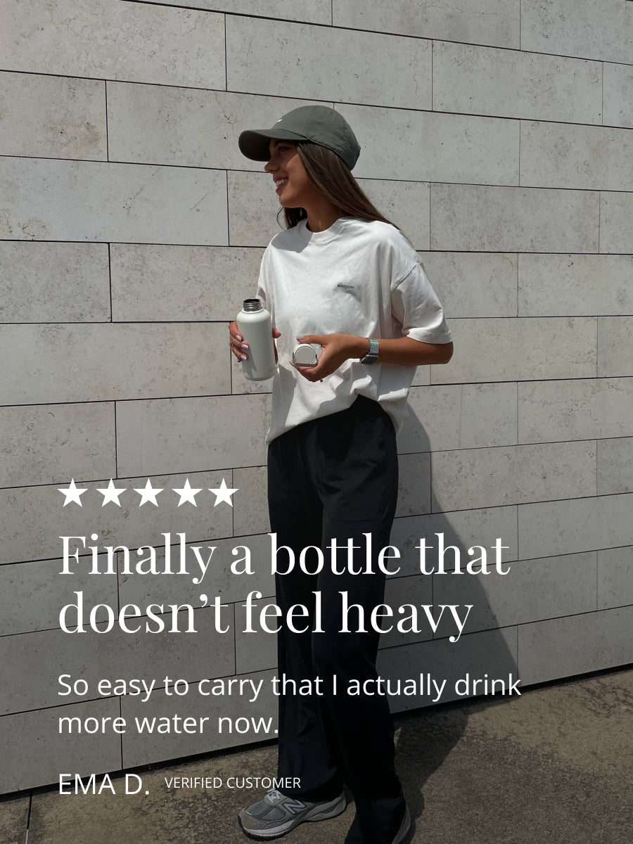 Leichte kompakte Trinkflasche die einfach zum Tragen ist dank Edelstahl Tragelasche am Deckel.