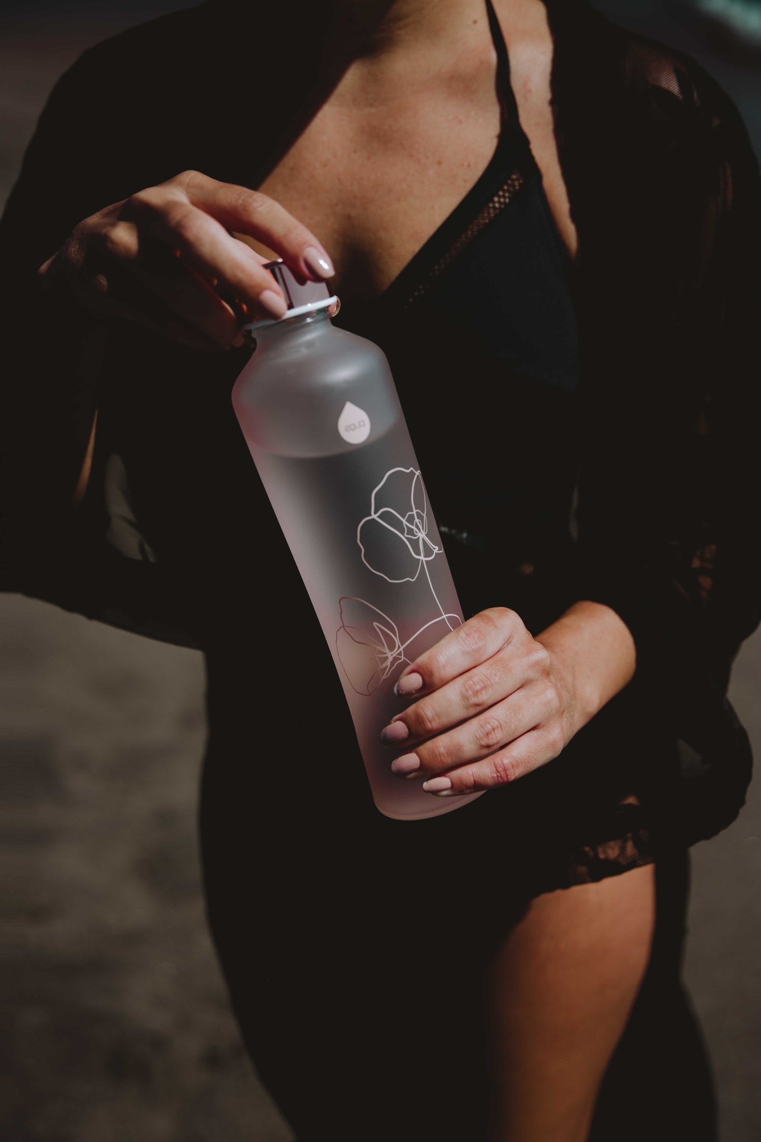 Stylishe semi transparente rosa Trinklflasche aus hitzebeständigem Borosilikatglas. Angenehme haptik - zartrosa matte Oberfläche.