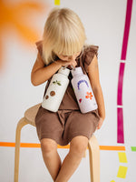 Diese schöne auslaufsichere und robuste Trinkflasche ist ideal für Kinder unterwegs und in der Schule.