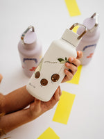 Das lustige fun Design dieser kompalten leichten und auslaufsicheren Edelstahlflasche motiviert die Kinder genügend zu trinken.
