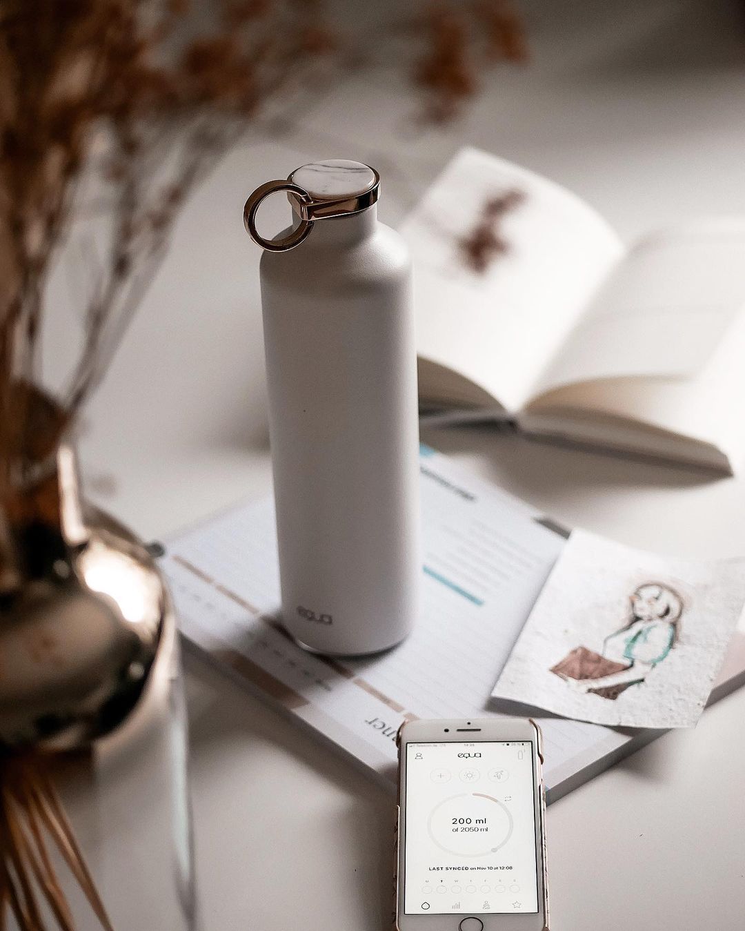 Die Smart Bottle kann via app auf dem mobile phone gesteuert und verbunden werden.