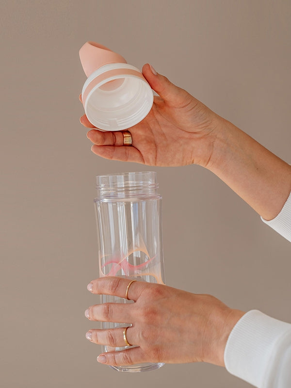 Leichte Trinkflasche mit Trinköffnung und Wide Mouth Öffnung. Geschmacksneutral dank hochwertigem Eastman Tritan BPA free.