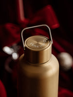 Personalisiere Deine Timeless Trinkflasche mit einer individuellen Gravur auf dem Deckel. Jetzt online personalisieren.