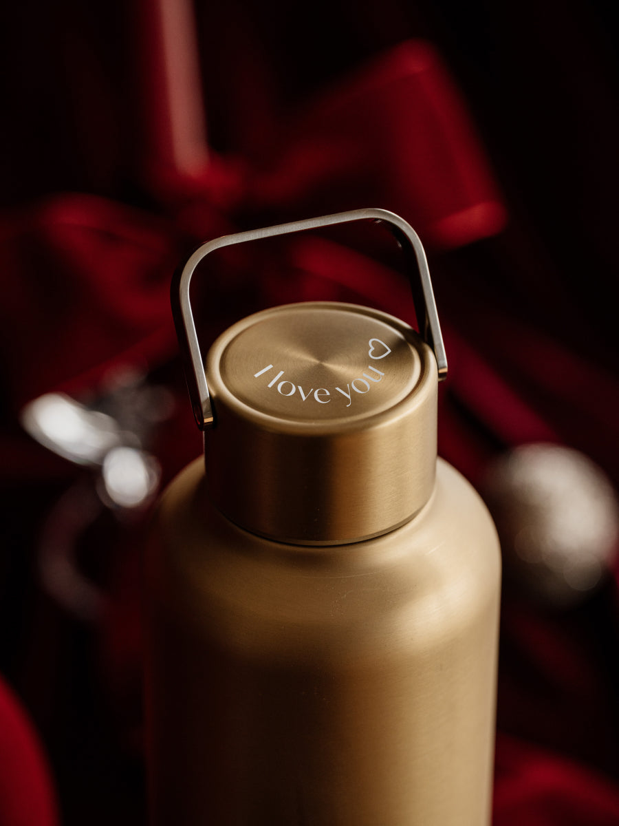 Personalisiere Deine Timeless Trinkflasche mit einer individuellen Gravur auf dem Deckel. Jetzt online personalisieren.