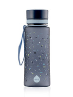EQUA Trinkflasche aus BPA freiem hochwertigem Eastman Tritan Kunststoff - fasst 600ml - in Fantasie Pixel Design. Kunststoffflasche mit praktischem Trageband. 