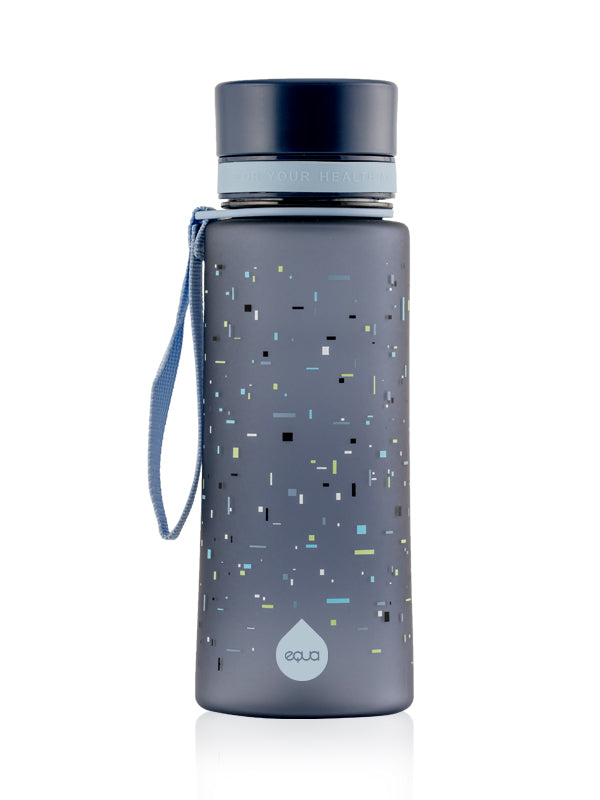 EQUA Trinkflasche aus BPA freiem hochwertigem Eastman Tritan Kunststoff - fasst 600ml - in Fantasie Pixel Design. Kunststoffflasche mit praktischem Trageband. 