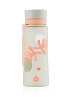 EQUA Trinkflasche aus BPA freiem hochwertigem Eastman Tritan Kunststoff - fasst 600ml - mit sommerlichem Korallen Aufdruck in zarten lachs, gelb, grau und roas Farbtönen.