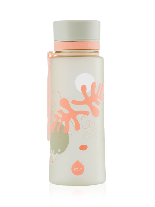 EQUA Trinkflasche aus BPA freiem hochwertigem Eastman Tritan Kunststoff - fasst 600ml - mit sommerlichem Korallen Aufdruck in zarten lachs, gelb, grau und roas Farbtönen.
