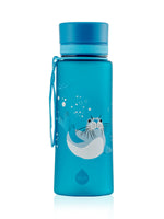 EQUA Trinkflasche aus BPA freiem hochwertigem Eastman Tritan Kunststoff - fasst 600ml - mit süssem Seehund auf der blauen Trinkflasche mit Trageband. Pflegeleicht. 