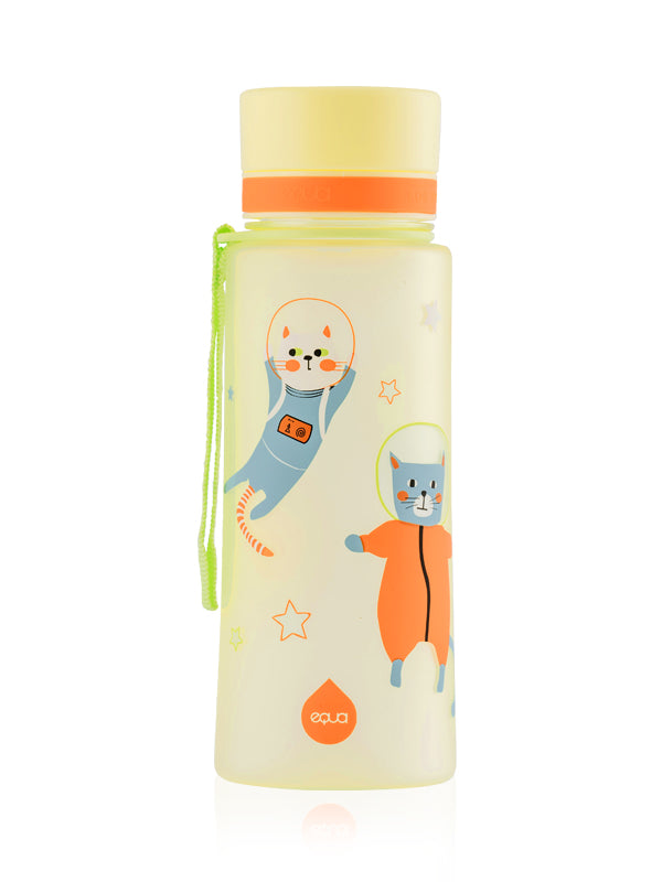 EQUA Trinkflasche aus BPA freiem hochwertigem Eastman Tritan Kunststoff - fasst 600ml - mit lustigen Astronauten Katzen Print - pratisches leuchtgrünes Trageband. Pflegeleicht. 
