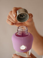 Stilvolle und zeitlose Glas Trinkflasche mit Silikonschutz unten und oben (Farbe mint oder zartes pastell gelb) für unterwegs. Trinkflasche Glas transparent ohne Design oder Druck ausser EQUA Logo in weiss.