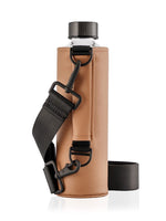 EQUA Trinkflasche Crossbody Marple 750 ml - transparente Glasflasche mit faux-leather Schutzhülle und praktischem schwarzem Tragegurt (kann crossbody getragen werden)  in der Farbe marple und schwarzem Deckel.