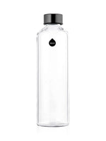 In der Crossbody Marple Schutzhülle befindet sich die unbedruckte Trinkflasche aus ultra klarem Borosilikatglas mit schwarzem Deckel.