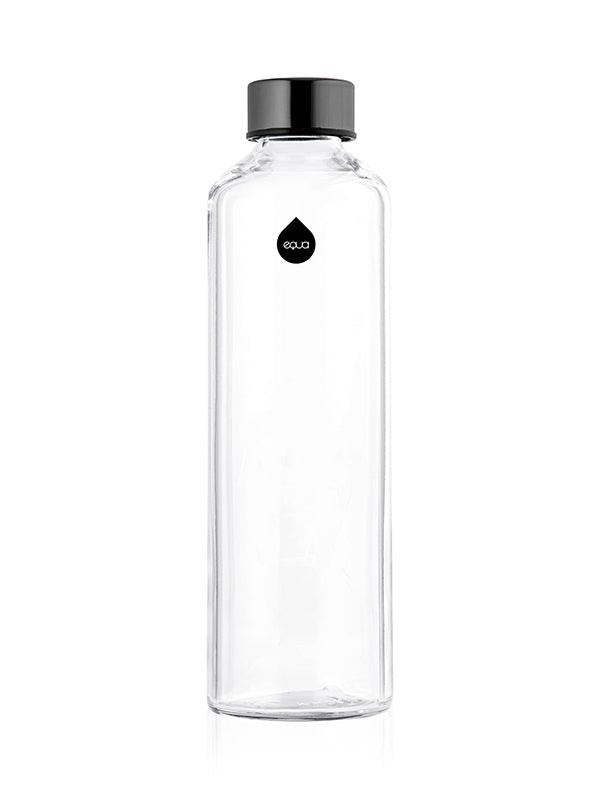 In der Crossbody Marple Schutzhülle befindet sich die unbedruckte Trinkflasche aus ultra klarem Borosilikatglas mit schwarzem Deckel.