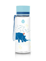 EQUA Trinkflasche aus BPA freiem hochwertigem Eastman Tritan Kunststoff - fasst 600ml - im Kinder Design mit Nashörnern - mit Deckel und Bändel in dunkelblau.