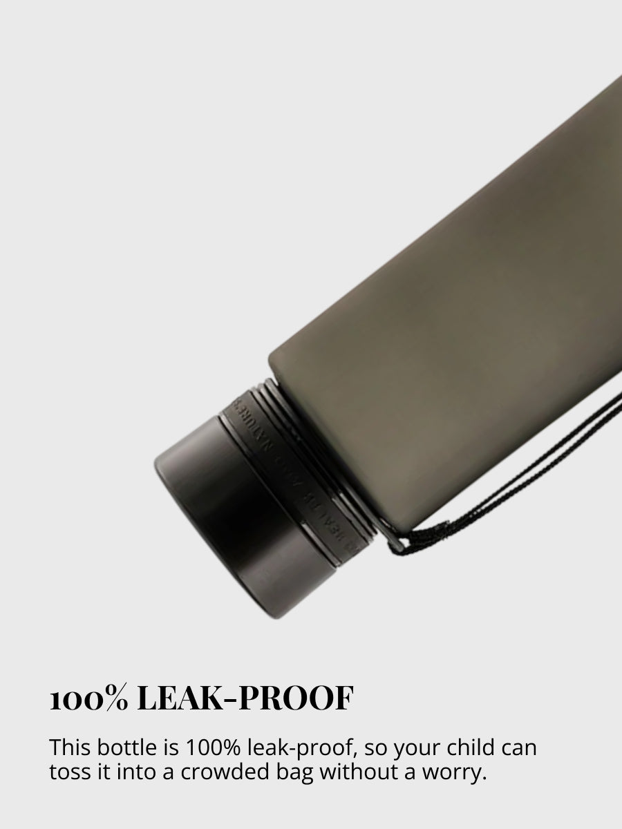 Diese Trink-Flasche ist 100% auslaufsicher und kann sorgenfrei in die Tasche oder den Rucksack gelegt werden. Einfach zum Öffnen und Schliessen des Deckels. Einfach zum Reinigen da keine Kleinteile - hygienisch.