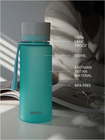 BPA freie Plastiktrinkflasche aus hochwertigem Eastman Tritan - mit praktischem Tragehenkel - Trageband. Bruchsicher. top Preis Leistung.