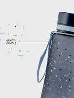 Die coole Pixel Trinkflasche aus Kunststoff kommt mit einem praktischen pflegeleichten Stoff Trageband. 