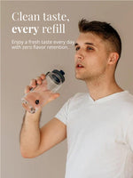Der Kunststoff dieser Trinkflasche ist BPA freier hochwertiger Eastman Tritan und daher im Vergleich zu anderen Kunststoff Trinkflaschen geschmacksneutral. Deckel mit Trinköffnung und Wide Mouth Öffnung.