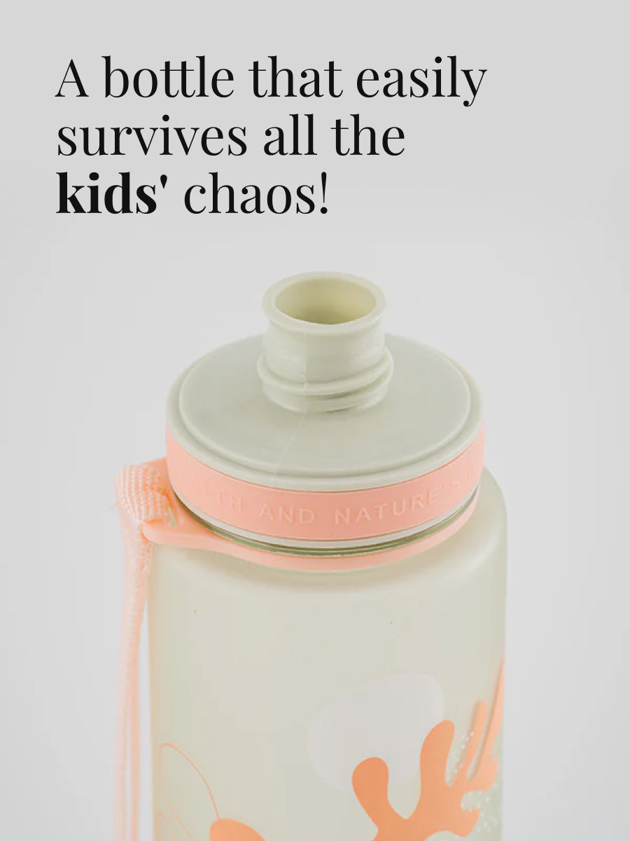 Eine Trinkflasche die auch Kinder Chaos überlebt: leicht, praktisch und bruchsicher.